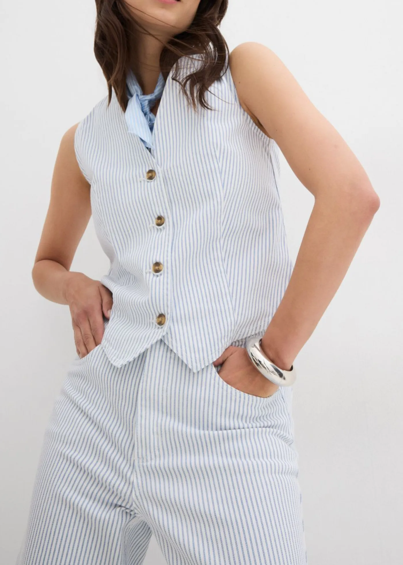 bonprix bonprix Vaqueros>Vaqueros con perneras anchas, talle alto y largo cropped blanco con rayas