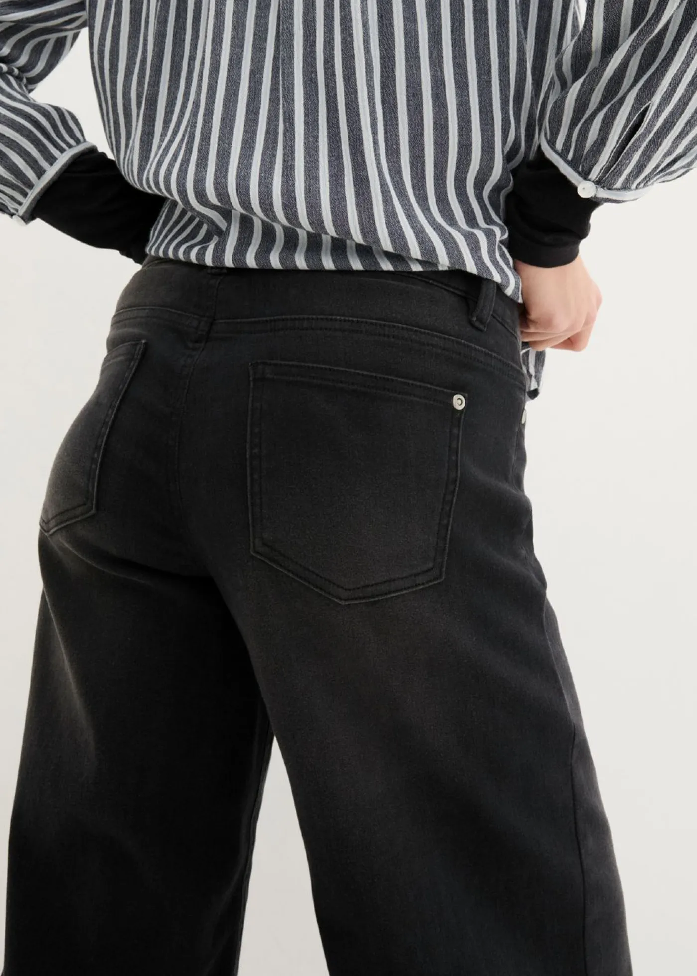 bonprix bonprix Vaqueros|Novedades>Vaqueros ultrasuaves de corte capri, culotte Denim negro desgastado