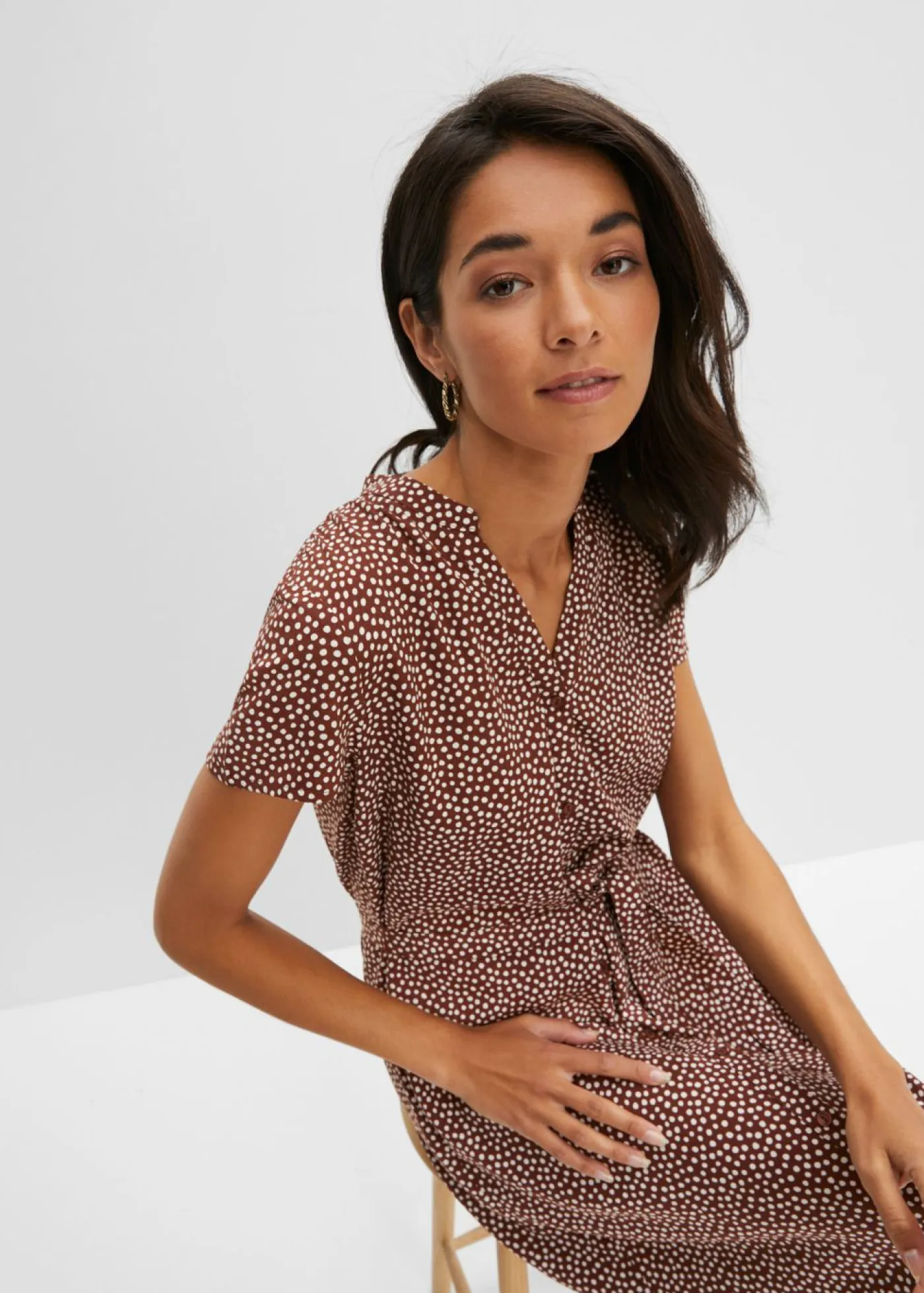 bonprix bonprix Vestidos>Vestido camisero con lunares marrón ahumado/blanco topos