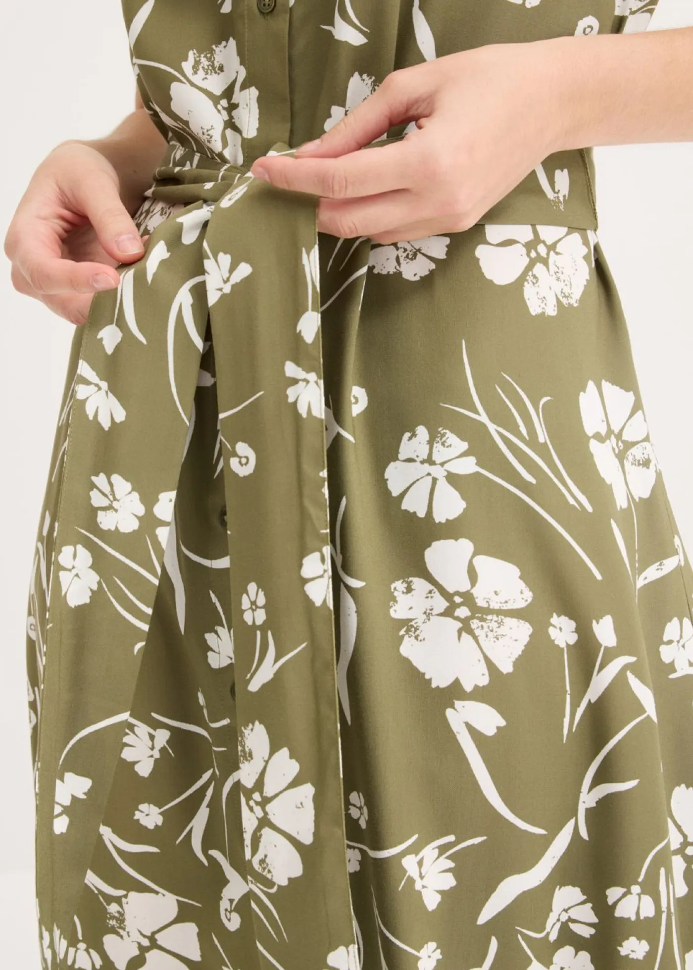 bonprix bonprix Vestidos|Novedades>Vestido camisero de viscosa pura Verde oliva-blanco de flores