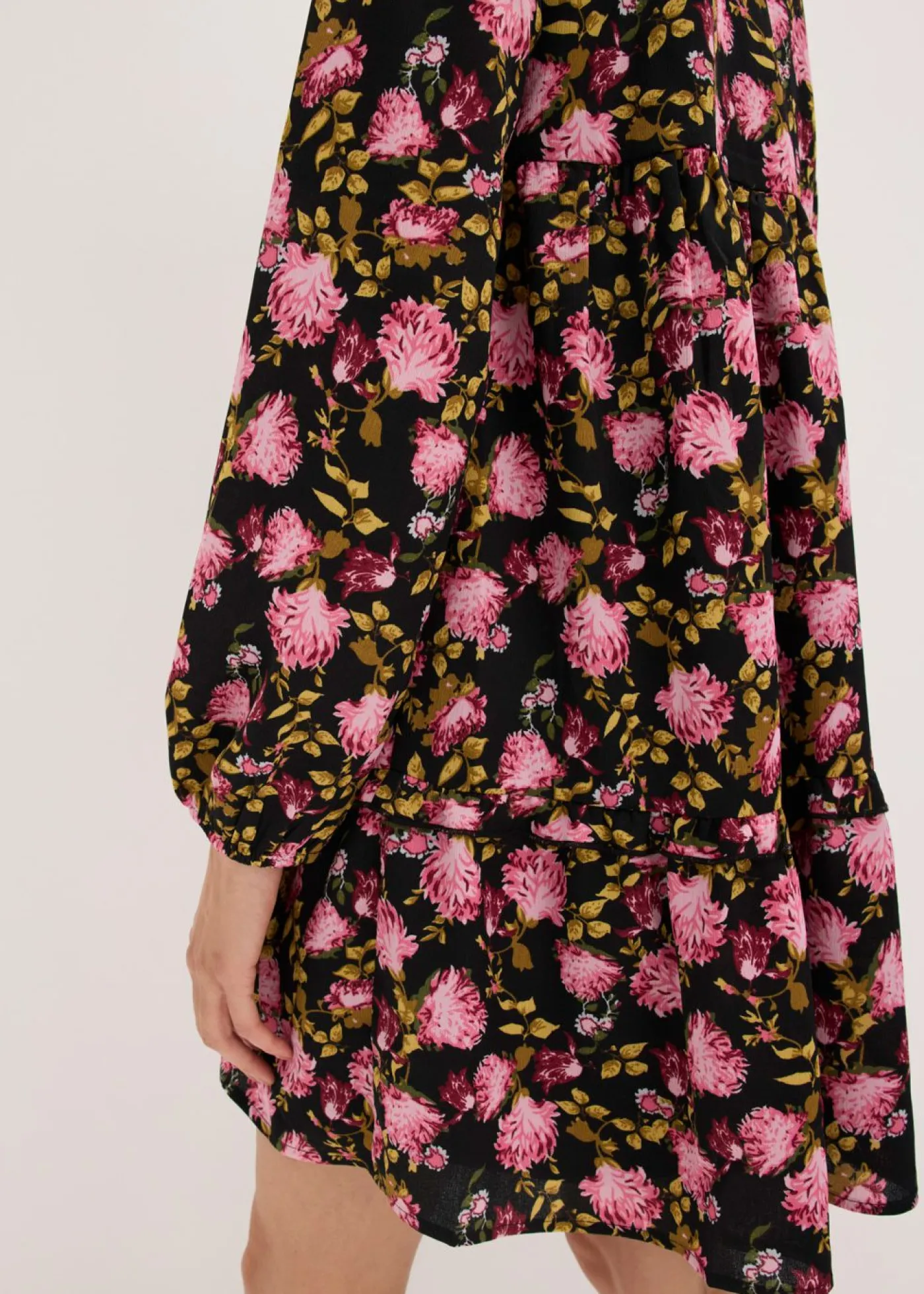 bonprix bonprix Vestidos>Vestido corto Negro con flores