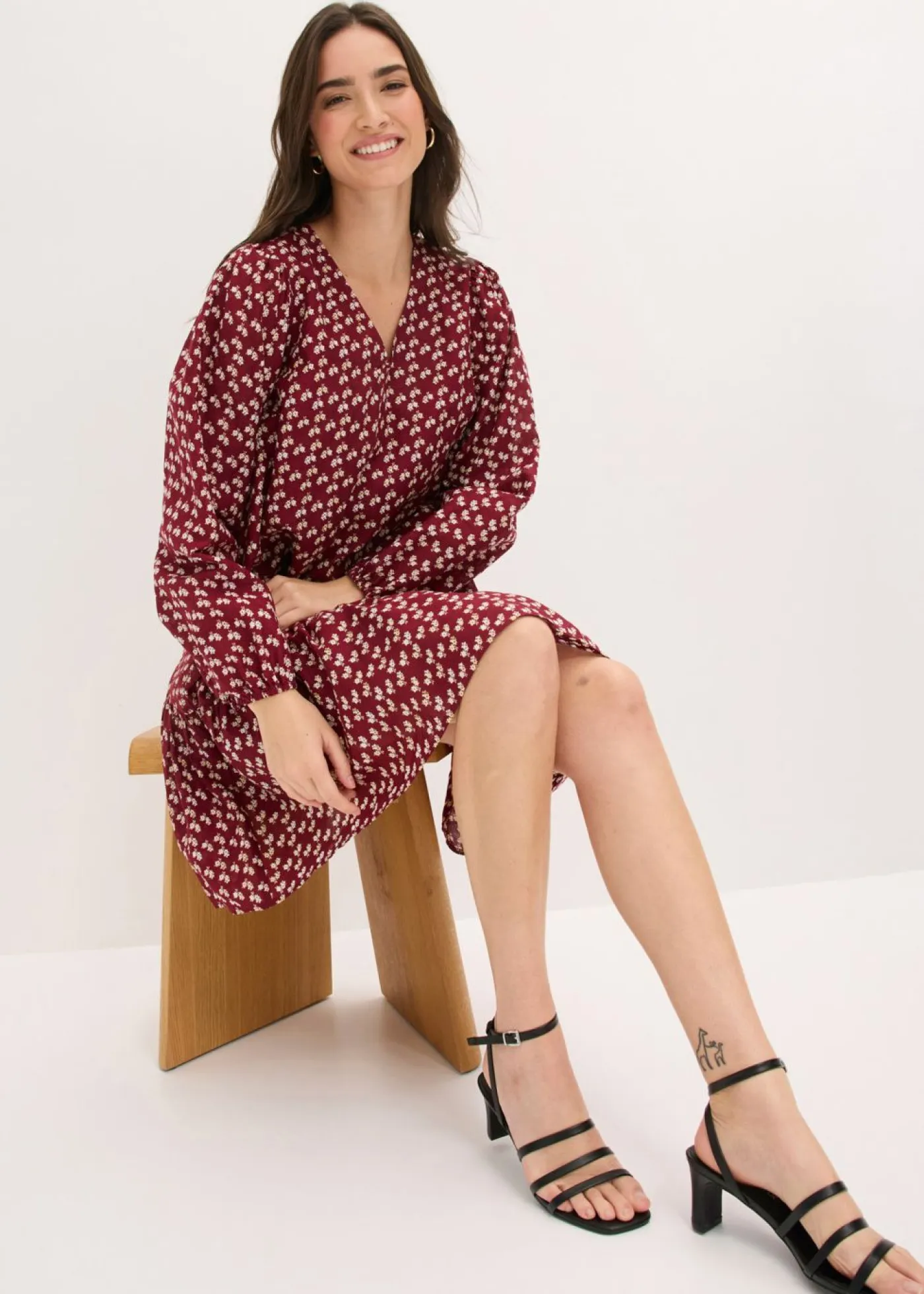 bonprix bonprix Vestidos|Novedades>Vestido corto con estructura arrugada Rojo rubí de flores