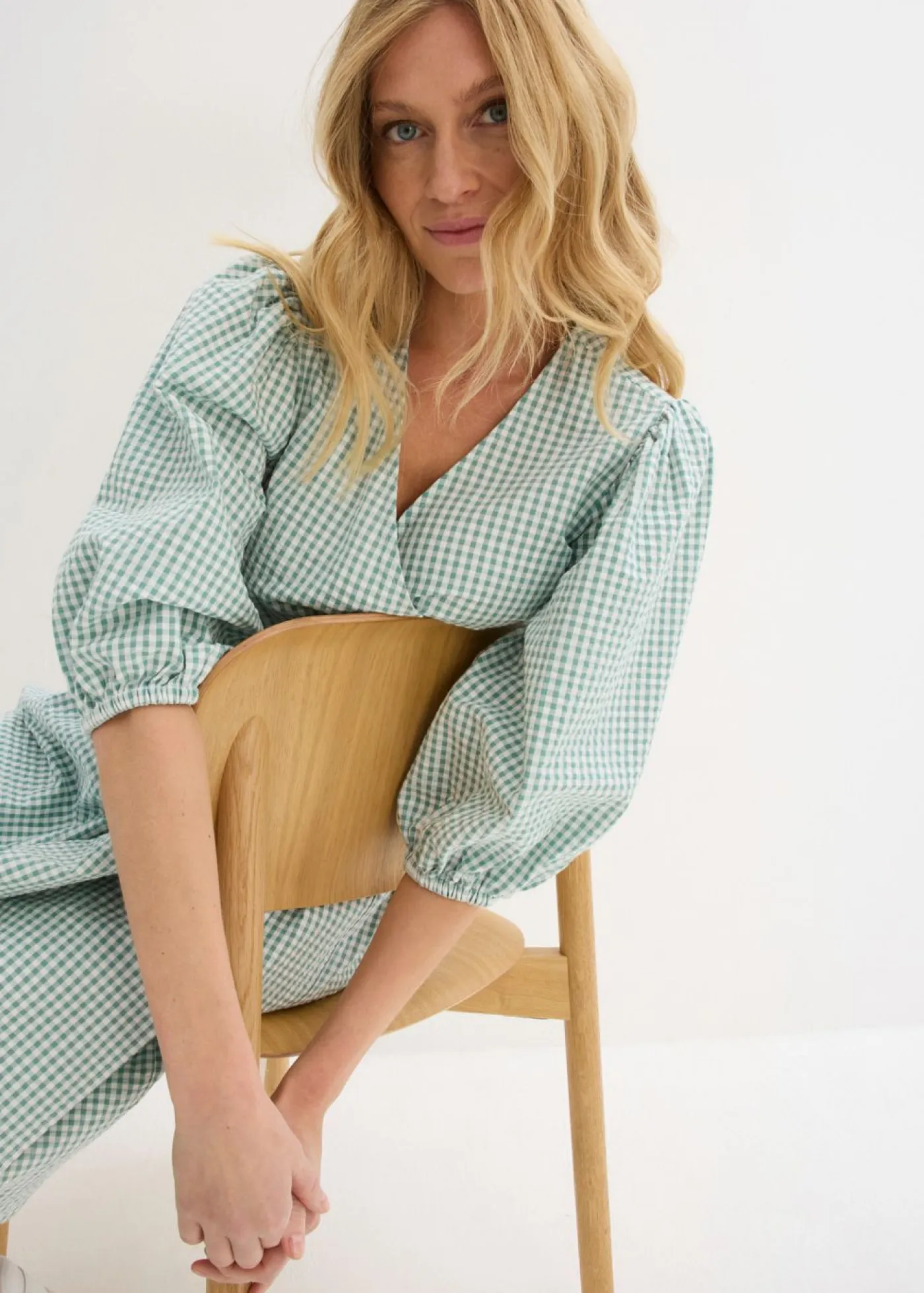 bonprix bonprix Vestidos>Vestido cruzado de material estructurado salvia ahumado-blanco lana a cuadros