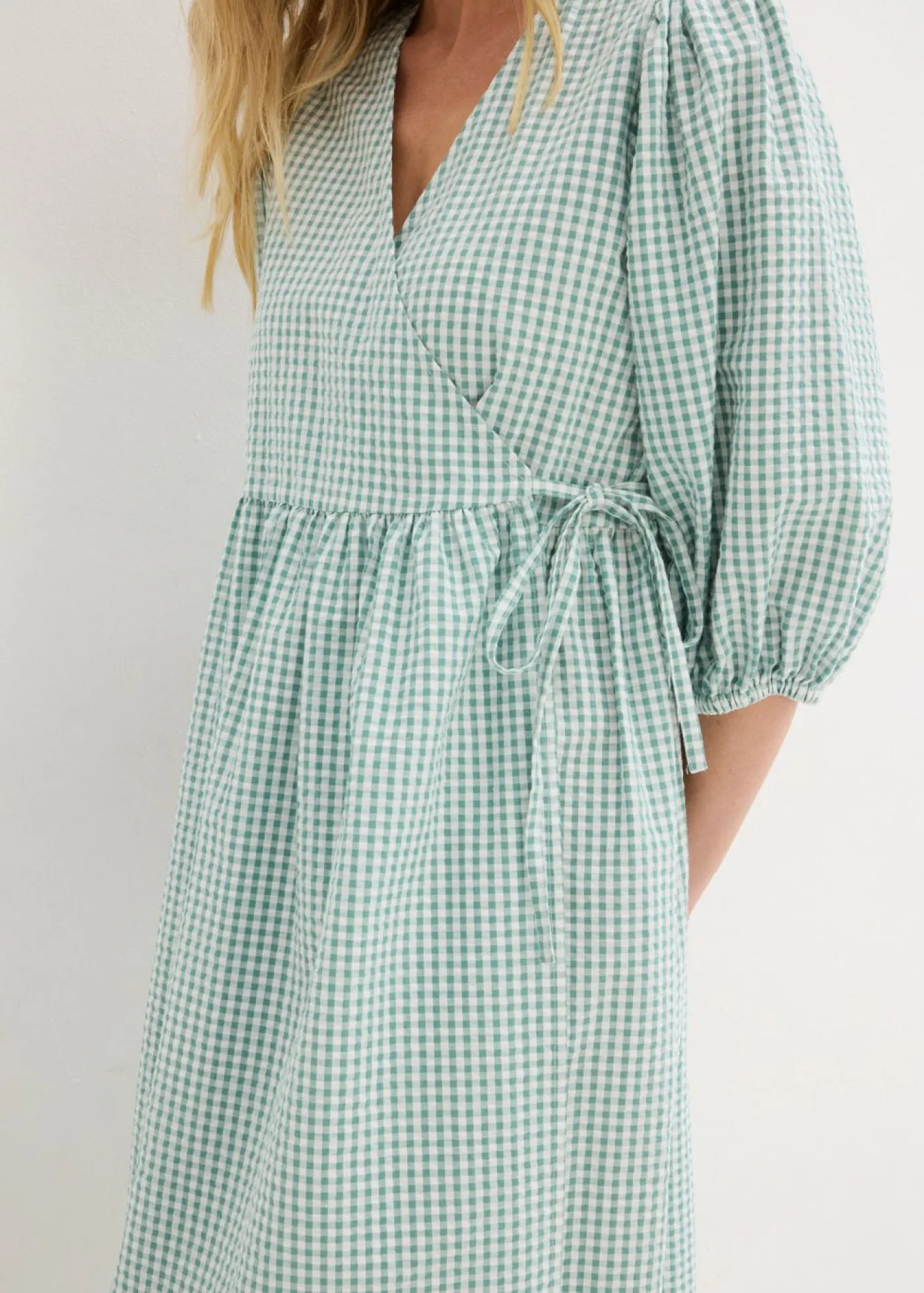 bonprix bonprix Vestidos>Vestido cruzado de material estructurado salvia ahumado-blanco lana a cuadros