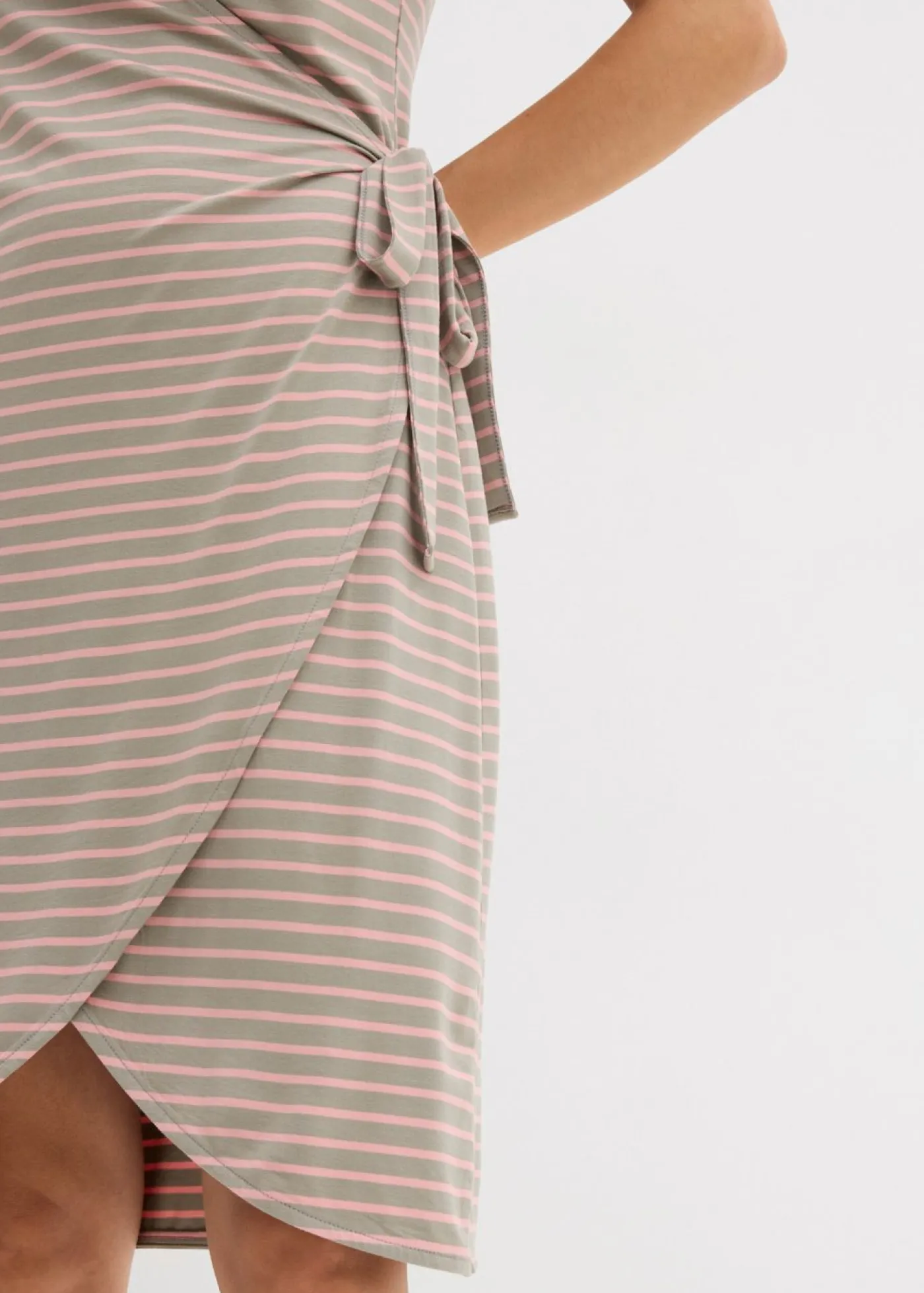 Mujer bonprix bonprix Vestido cruzado de mezcla fluida de viscosa y elastano