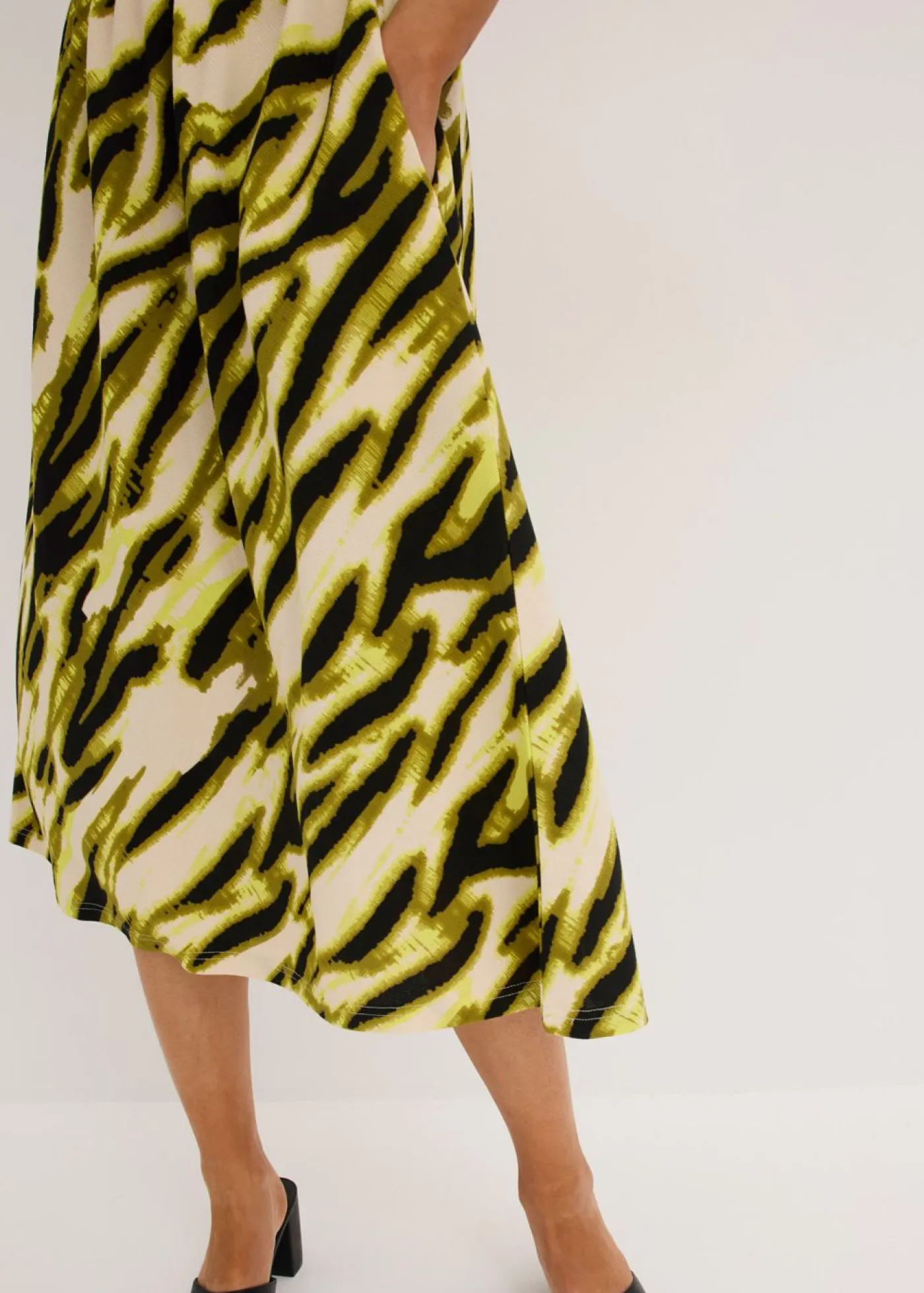 bonprix bonprix Vestidos>Vestido de punto con nido de abeja Beige natural-negro con estampado de cebra