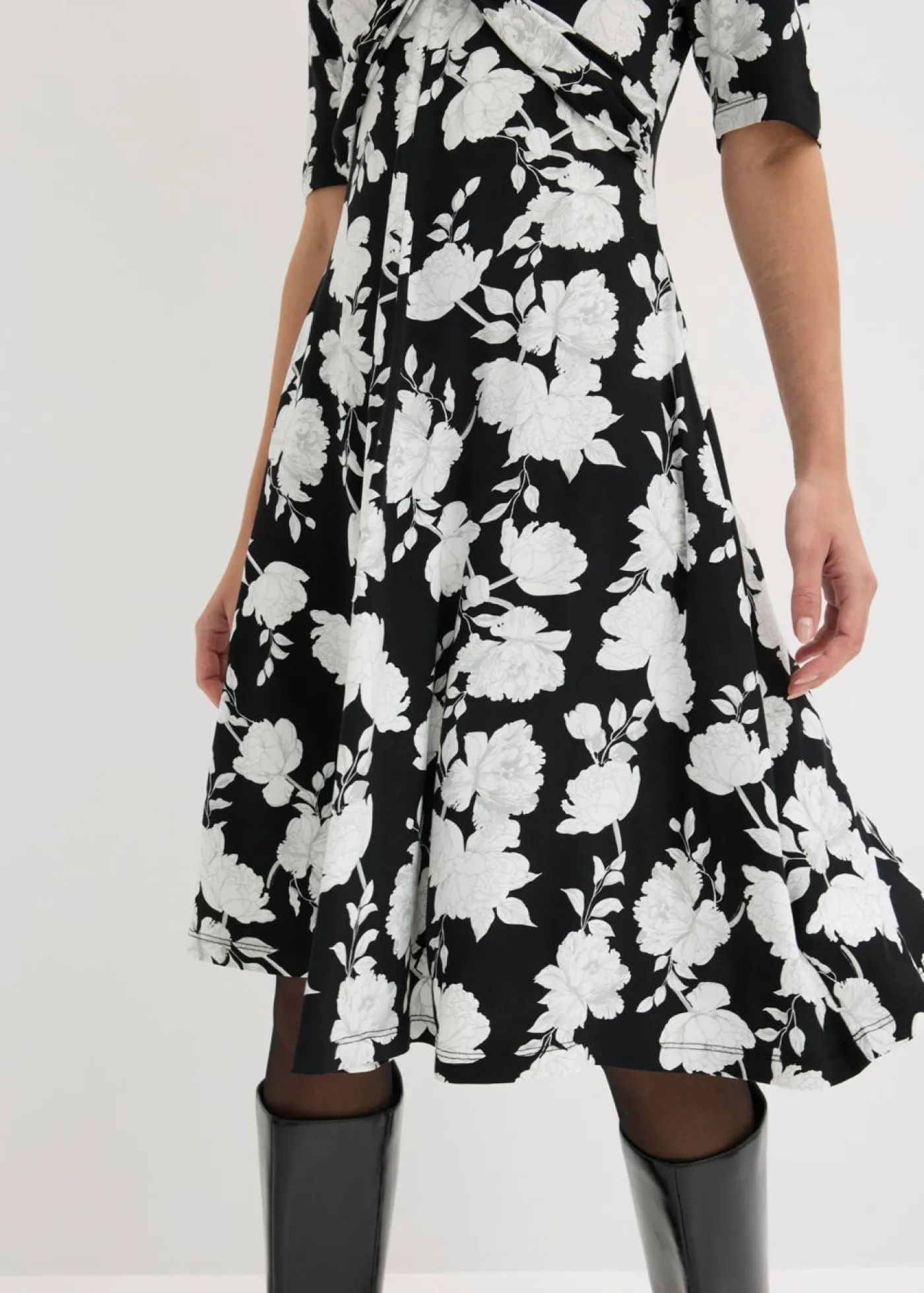 bonprix bonprix Vestidos>Vestido de punto de mezcla de viscosa con drapeado Negro de flores