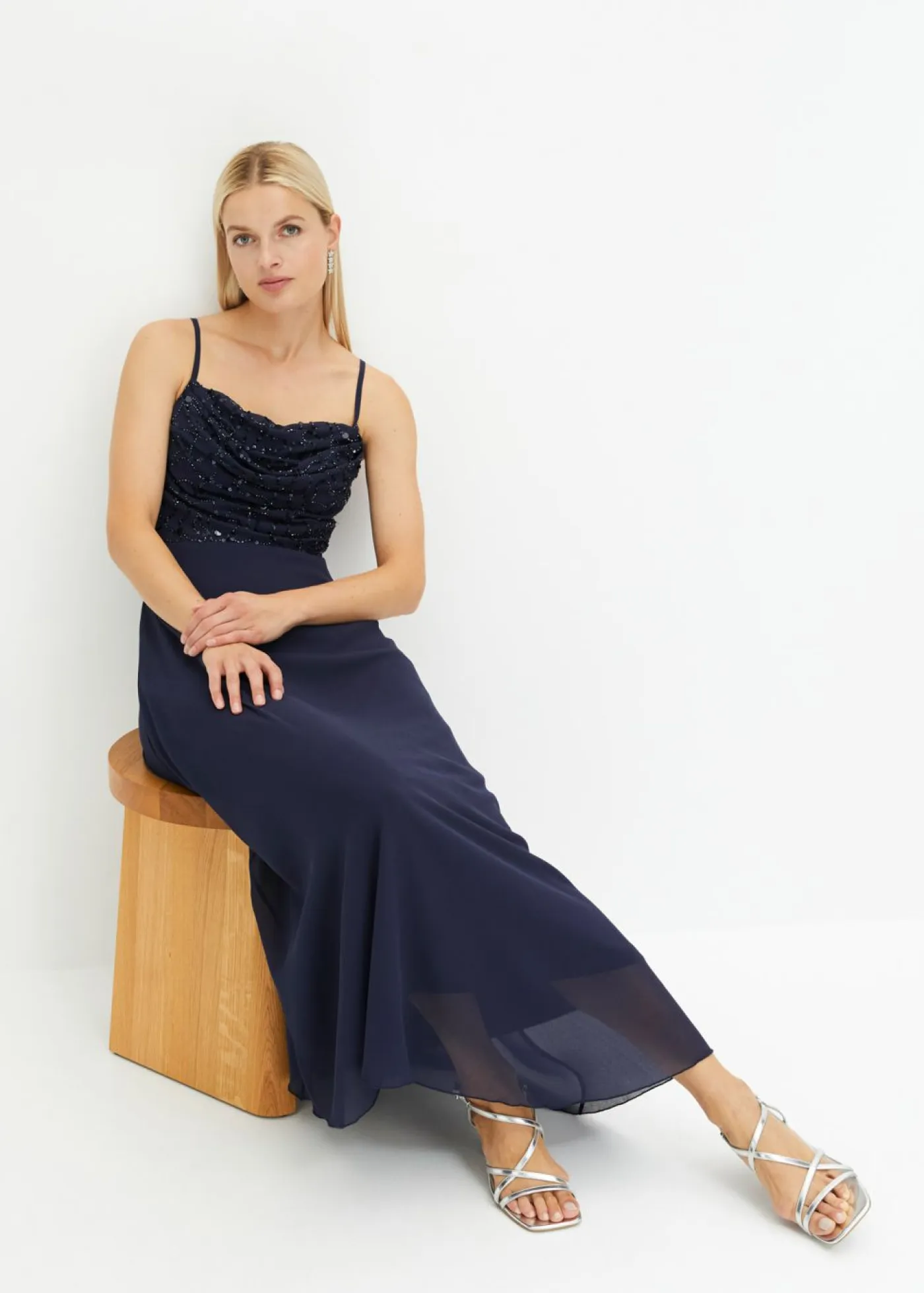 bonprix bonprix Vestidos|Tallas Pequeñas>Vestido de tirantes con lentejuelas bordadas Azul marino