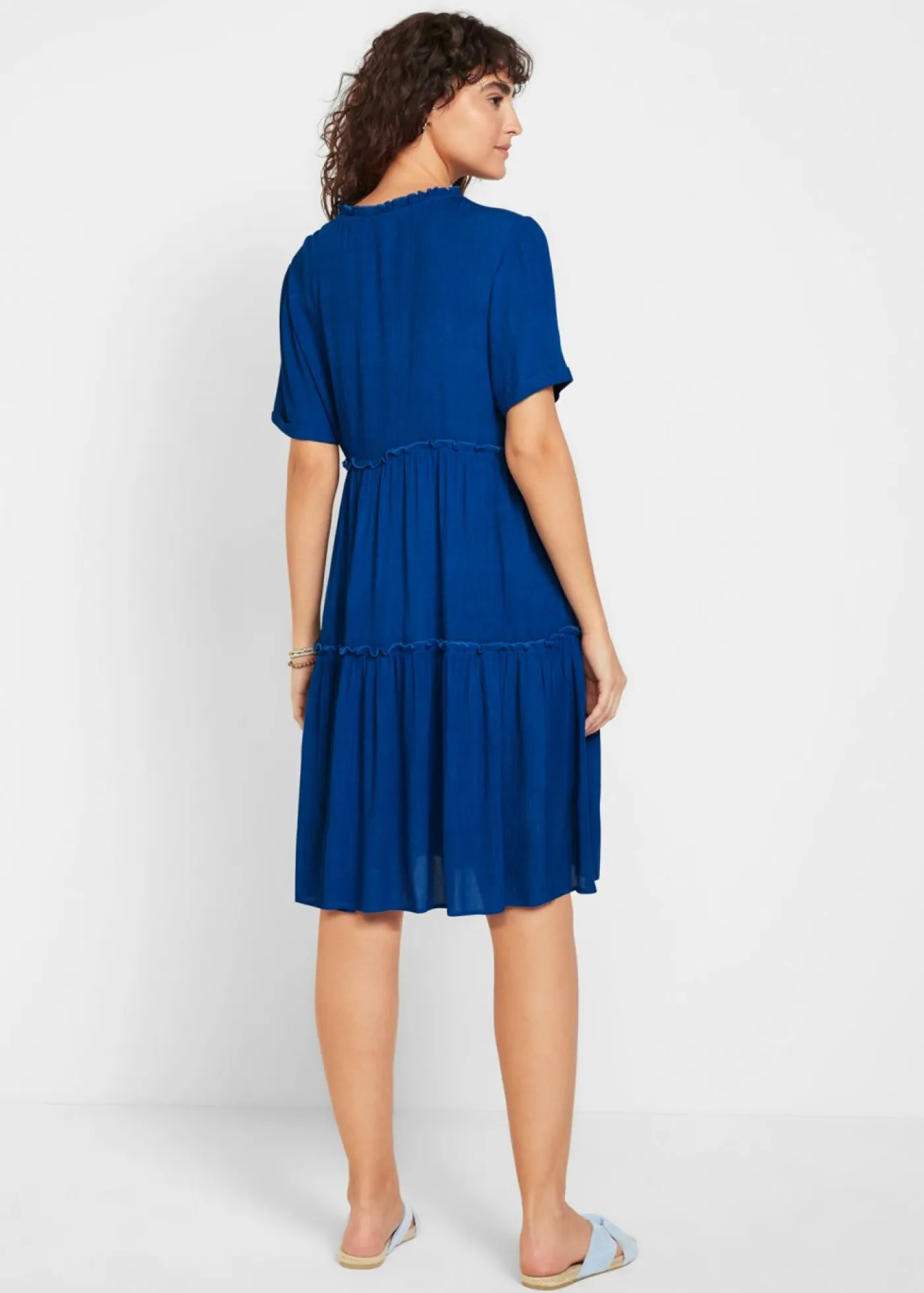 bonprix bonprix Vestidos>Vestido de viscosa arrugada hasta la rodilla con detalle en el escote Azul