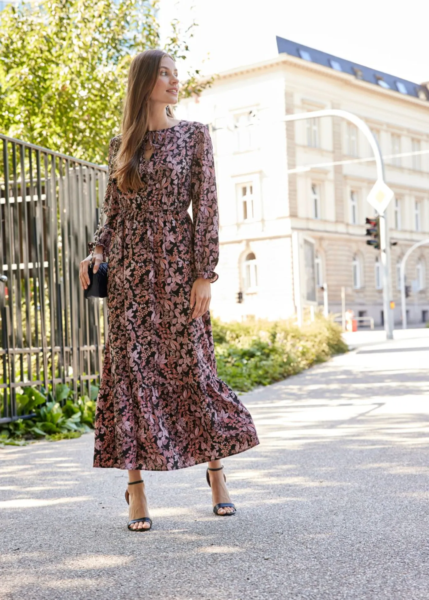 bonprix bonprix Vestidos>Vestido maxi de viscosa pura Negro-rosa de flores