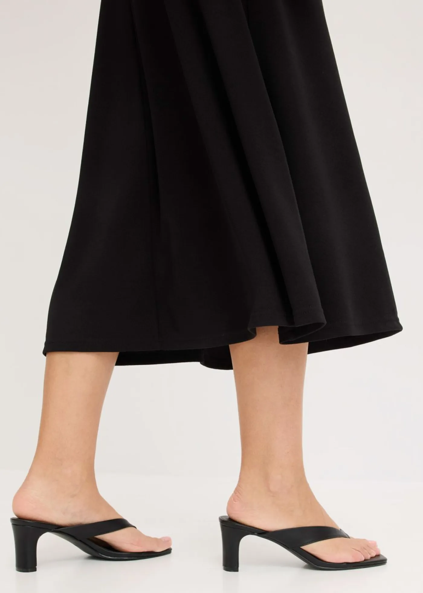 bonprix bonprix Vestidos>Vestido midi con detalle metálico decorativo Negro