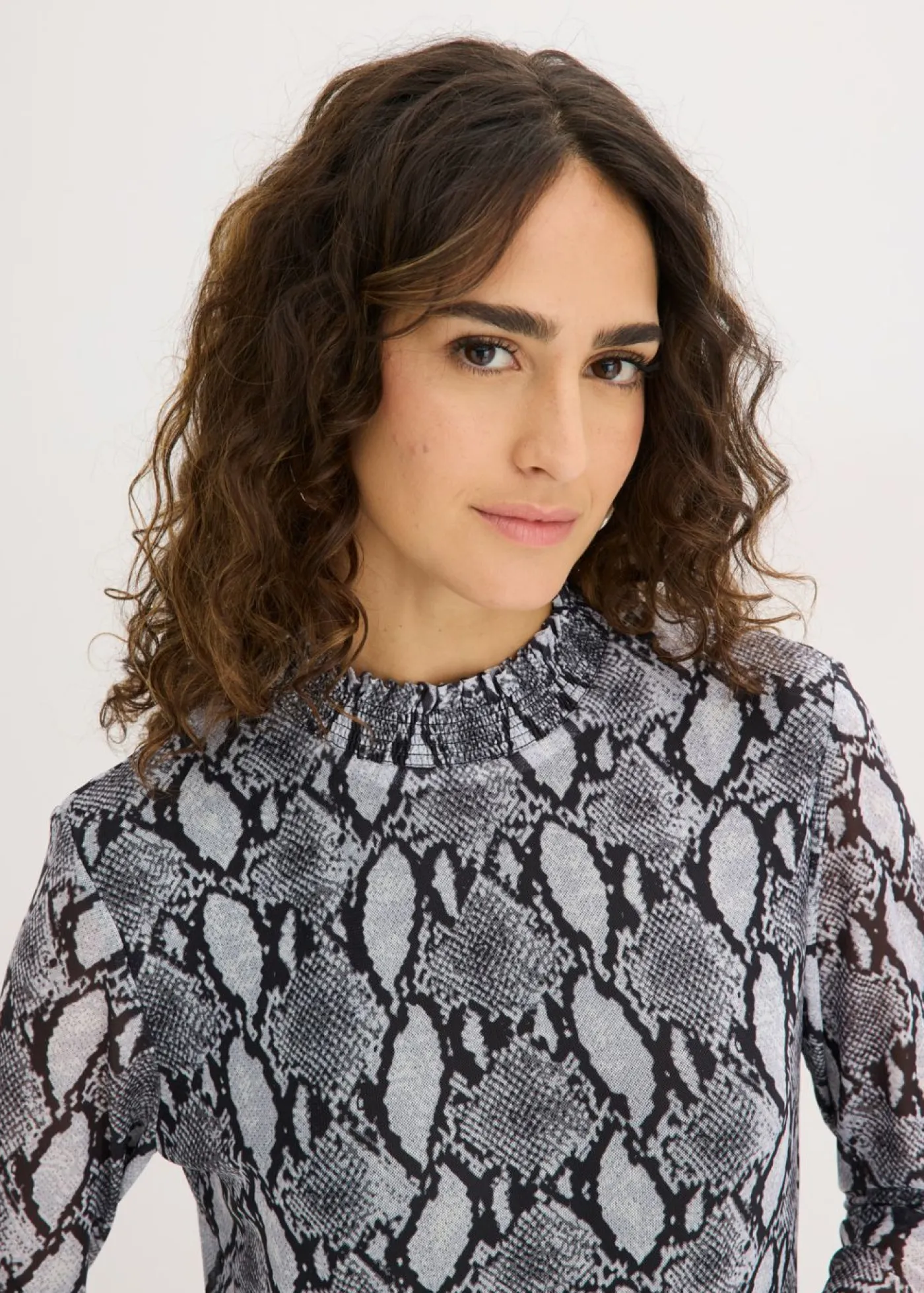 bonprix bonprix Vestidos>Vestido midi de malla suave Negro-blanco con estampado de serpiente