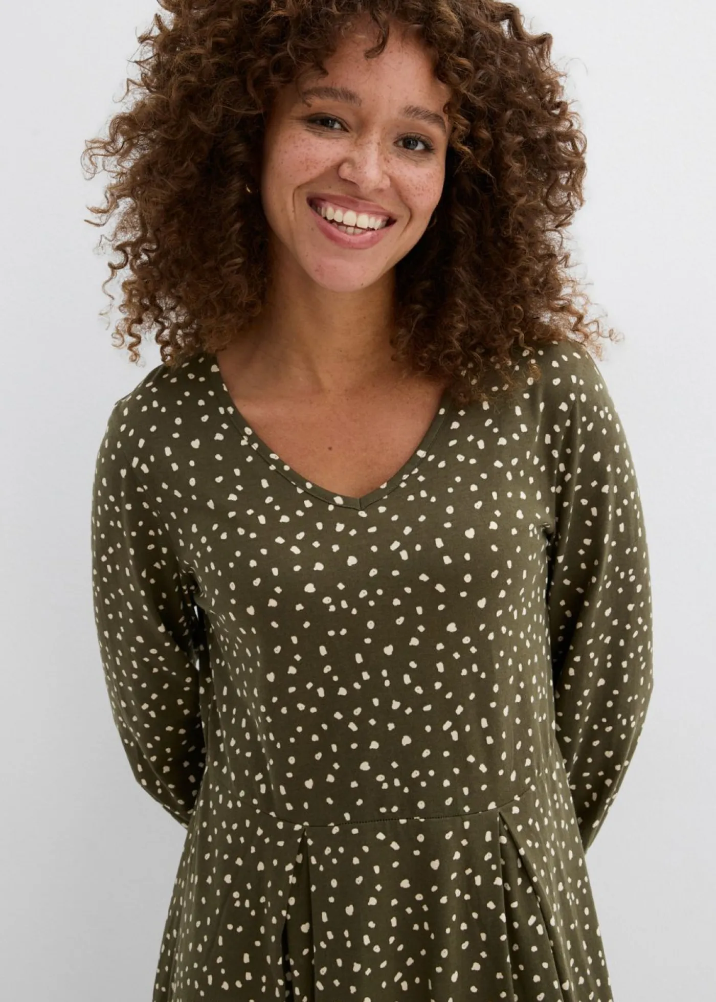 bonprix bonprix Vestidos>Vestido midi de punto de algodón Verde oliva oscuro/arena claro de lunares