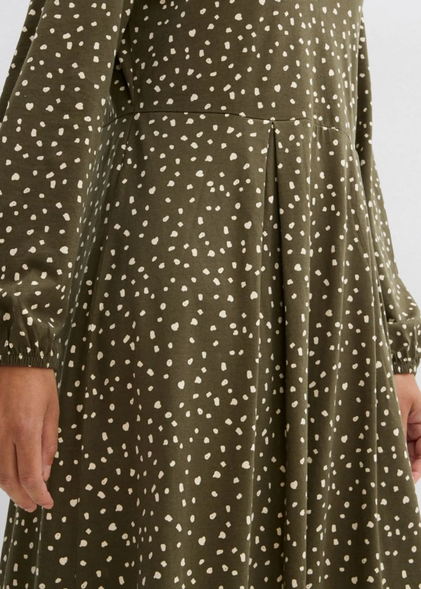 bonprix bonprix Vestidos>Vestido midi de punto de algodón Verde oliva oscuro/arena claro de lunares