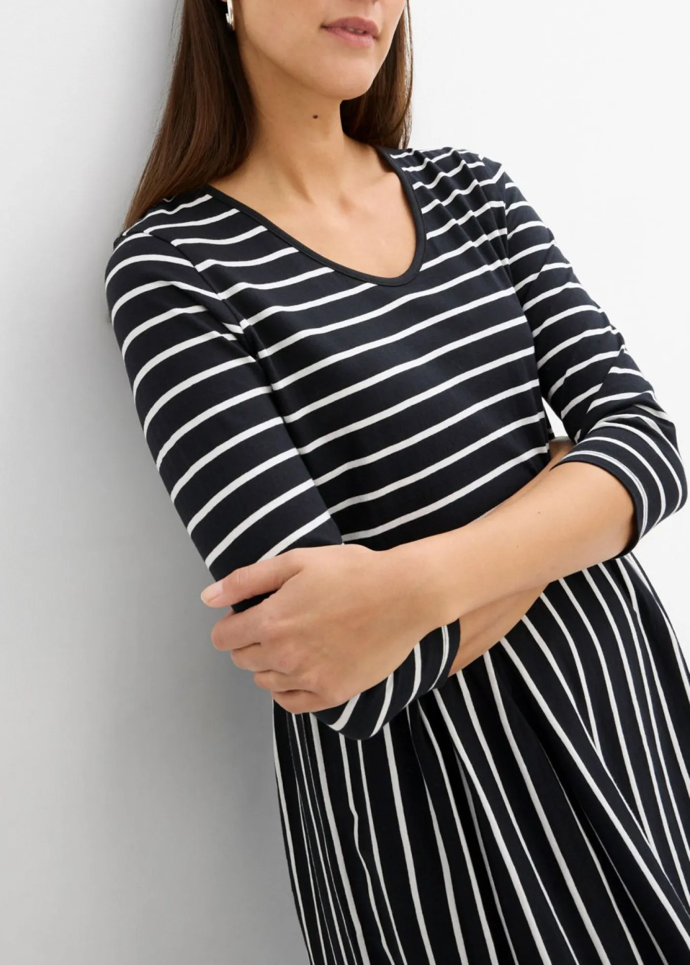 bonprix bonprix Vestidos>Vestido midi de punto de algodón negro-blanco lana con rayas