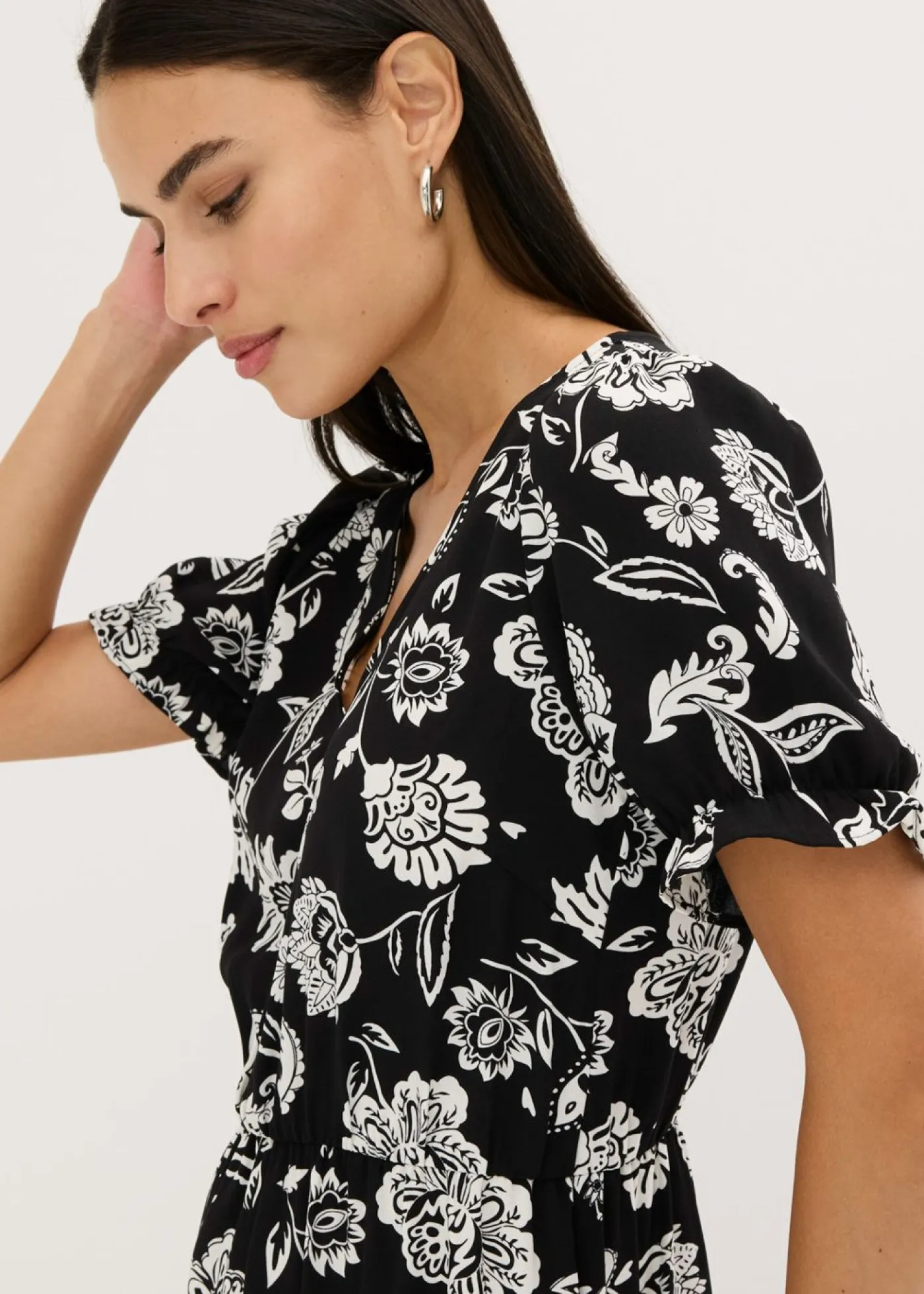 bonprix bonprix Vestidos>Vestido midi estampado negro-blanco con flores