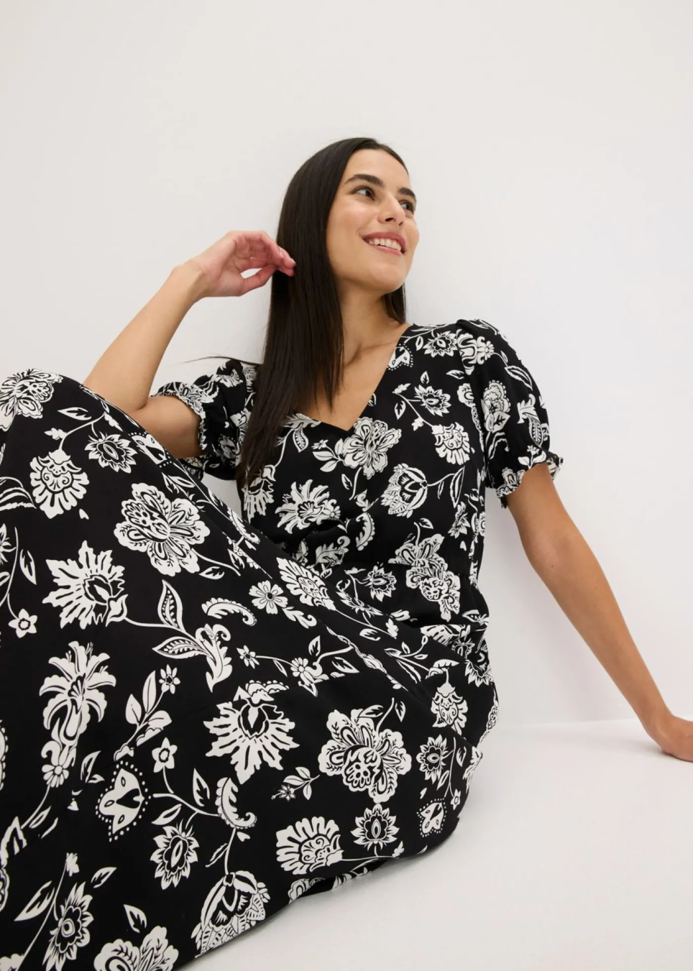 bonprix bonprix Vestidos>Vestido midi estampado negro-blanco con flores