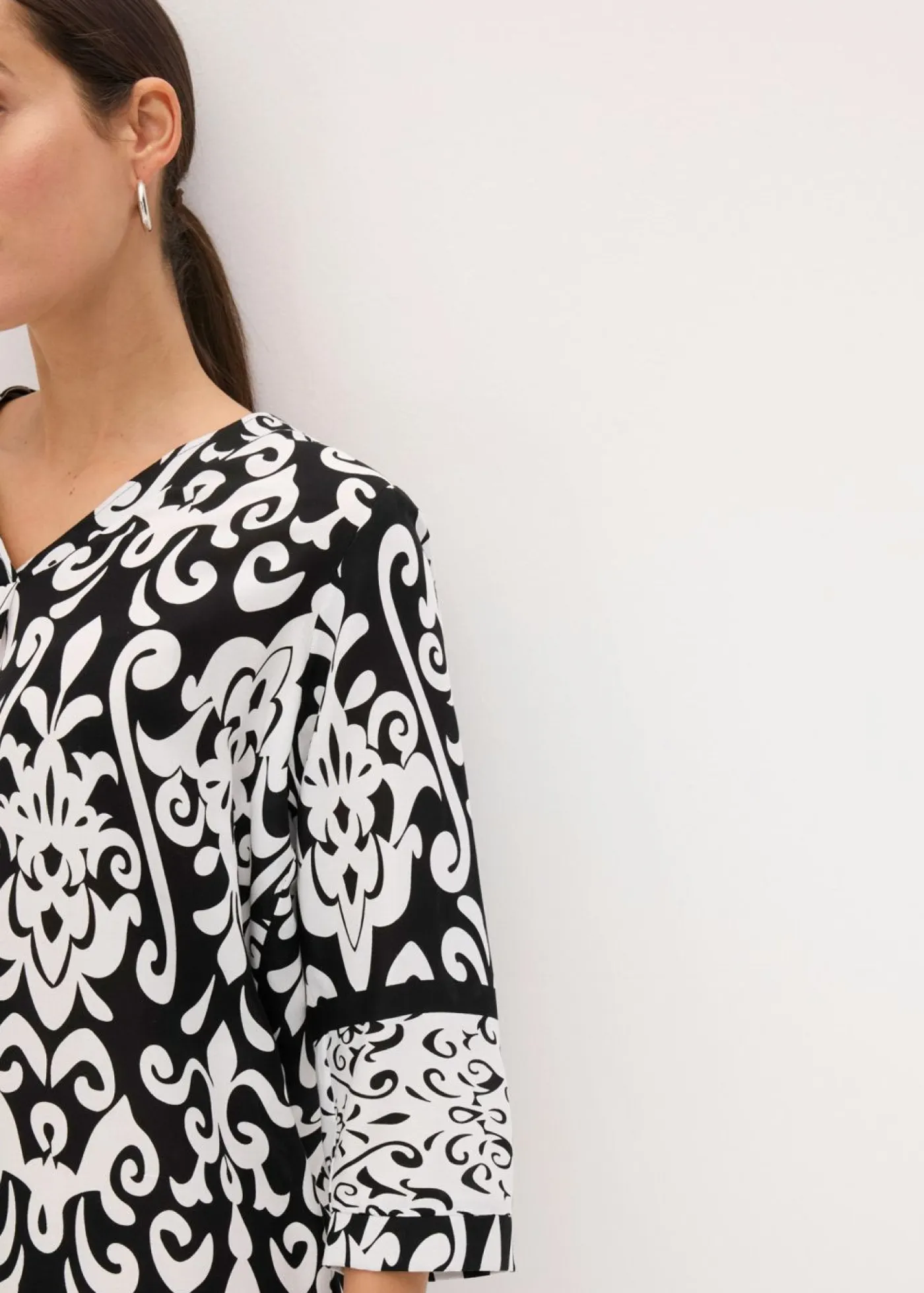 bonprix bonprix Vestidos|Novedades>Vestido tipo túnica de viscosa fluida Negro-blanco estampado