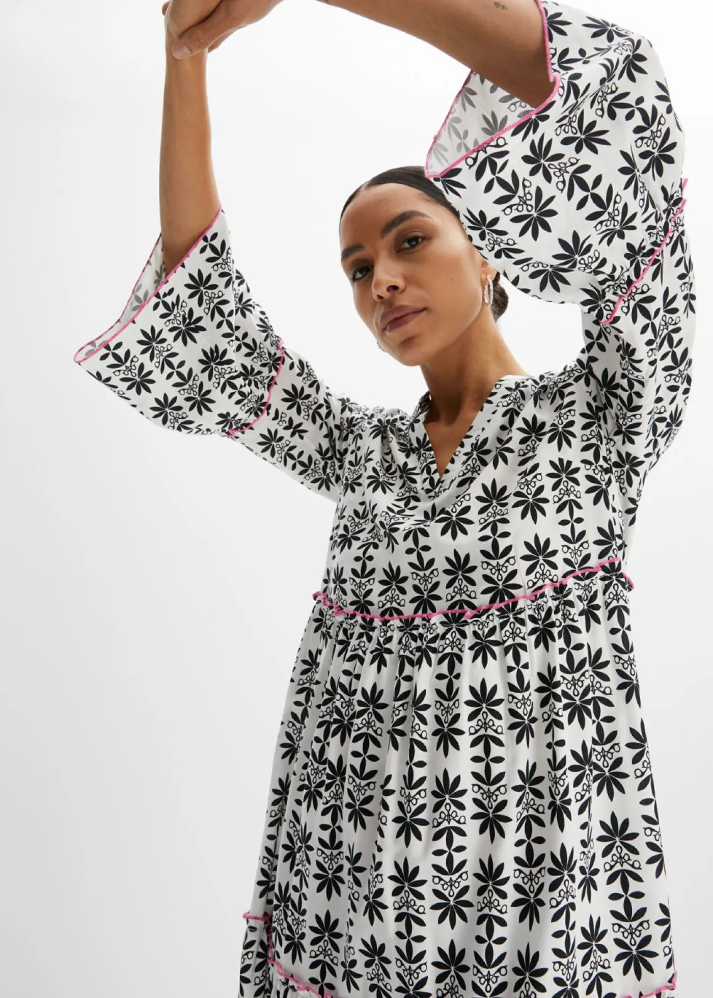 bonprix bonprix Vestidos>Vestido tipo túnica de viscosa fluida Blanco lana/rosa neón/negro estampado