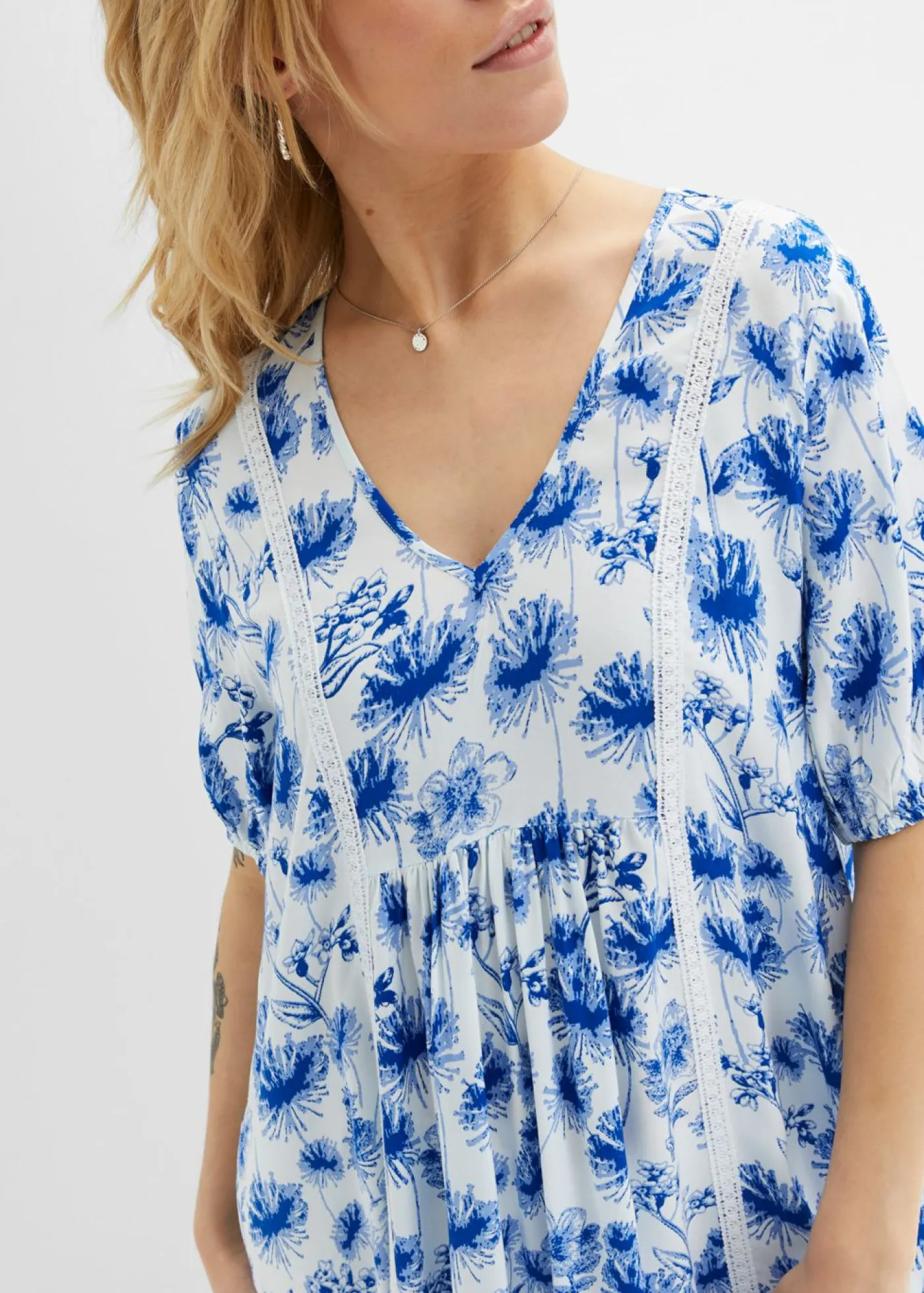 bonprix bonprix Vestidos>Vestido tipo túnica hasta la rodilla con detalles de encaje blanco/azur/azul perla