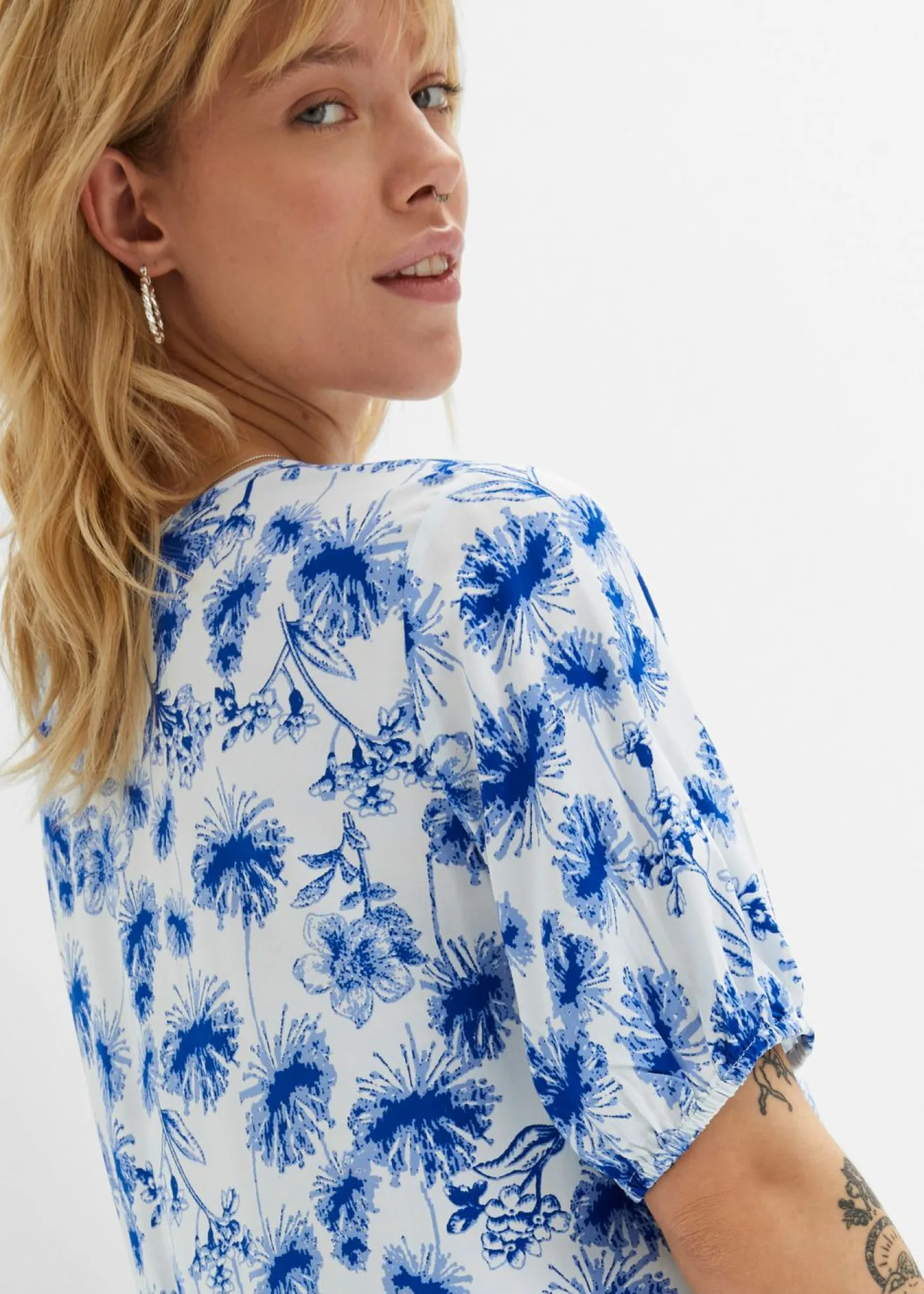 bonprix bonprix Vestidos>Vestido tipo túnica hasta la rodilla con detalles de encaje blanco/azur/azul perla