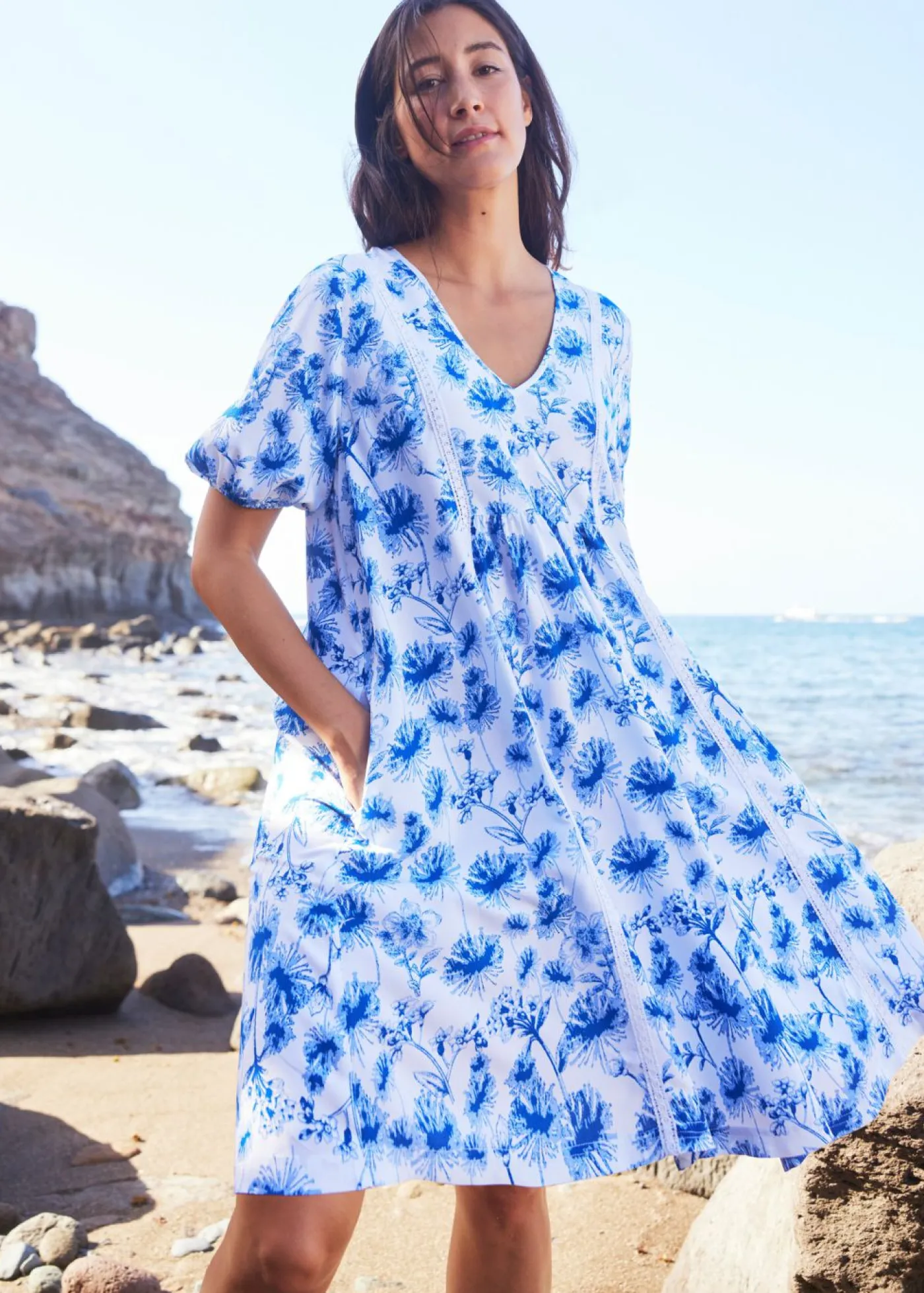 bonprix bonprix Vestidos>Vestido tipo túnica hasta la rodilla con detalles de encaje blanco/azur/azul perla