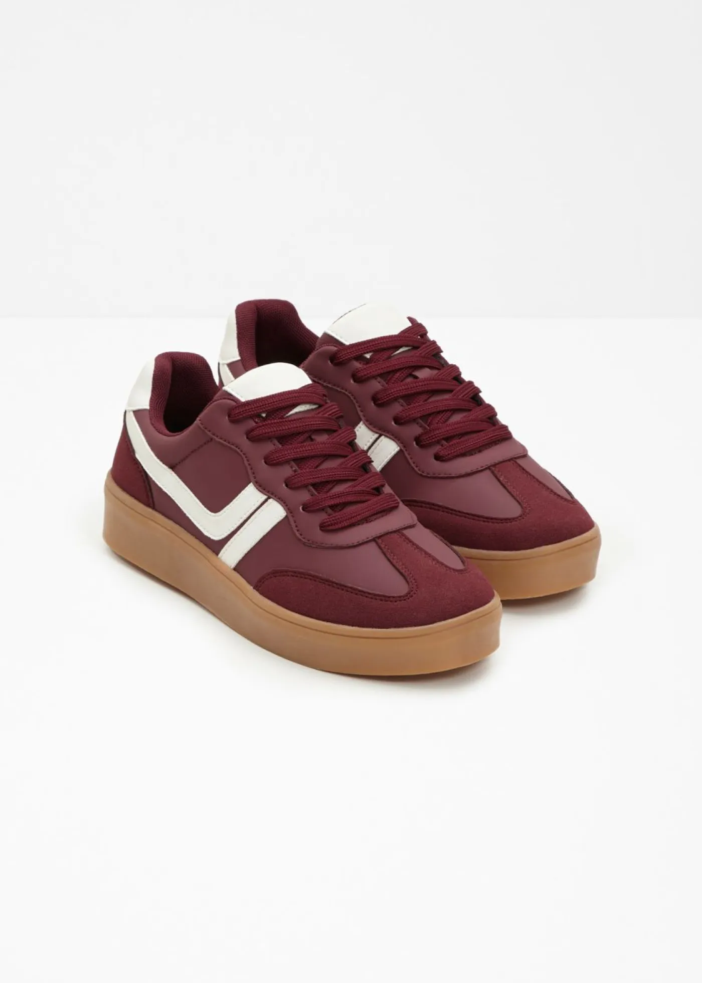 bonprix bonprix Tendencias·Zapatos Veganos|Novedades>Zapatillas con plataforma de estilo retro rojo rubí/blanco perla